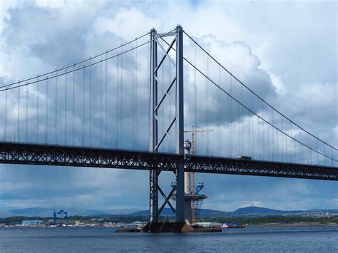 who built the forth road bridge